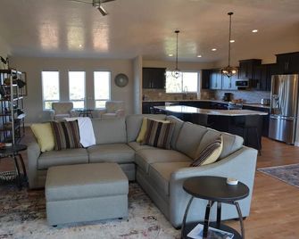 4-bedroom house in tranquil Torrey with WiFi, AC. Enjoy a peaceful getaway! - Torrey - Huiskamer