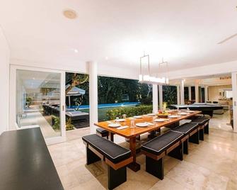 Stunning 2-story modern white beach villa, Jimbaran Bay, Bali - South Kuta - Sala pranzo