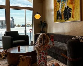 Yellowstone Peaks Hotel - Island Park - Living room