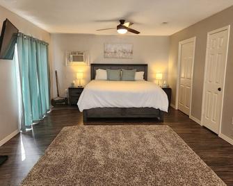 Sleeps 14- Serene Lakefront Retreat, Best Views On The Lake - Eastland - Schlafzimmer