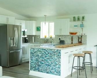 Newly Remodeled Corner House on the Water - Big Pine Key - Kitchen
