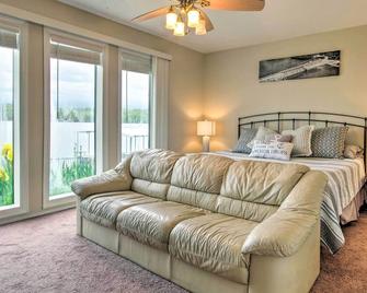 Pool Days and Water Fun Await Lake Ozark Escape! - Lake Ozark - Bedroom
