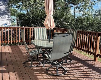Spacious 4-bedroom house in peaceful Belle Fourche with AC - Belle Fourche - Balcón