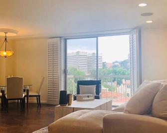 Luxurious Wilshire Corridor Condo Near Ucla, Century City, & Beverly Hills - Los Ángeles - Sala de estar