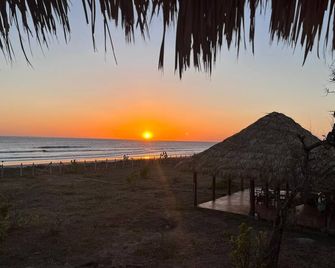 Cabana Mitchell is a beachfront cozy cabana at Playa Tesoro - León - Playa
