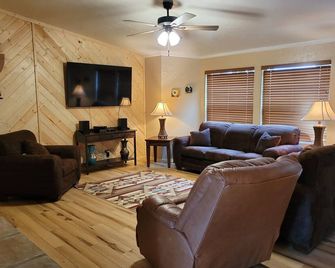 The Retreat at 7500' - 3 Bedroom Mountain Cabin - Alto - Living room