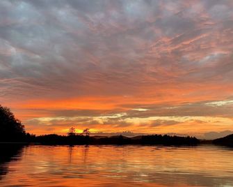 Cozy lakefront cottage w/seasonal hot tub. Mountain views, minutes to town/ocean - Camden - Outdoors view