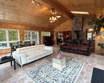 Manitoulin Waterfront Cottage on Lake Huron - With Sauna - Providence Bay - غرفة معيشة