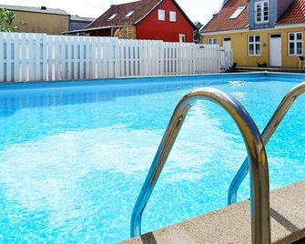 4 Person Holiday Home in Gudhjem-by Traum - Gudhjem - Zwembad