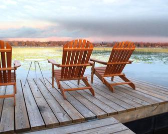 Simcoe Waterfront Home with new Hot Tub ( near Casino Rama) - Orillia - Patio