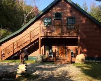 Waterfront year-round lodge surrounded by magnificent lakes and mountains - Saranac Lake - Building