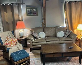 Treehouse in Woods outdoor hot tub pool optional - Franklin - Living room