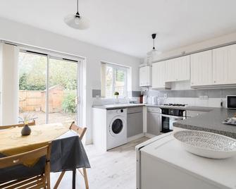 Pass the Keys Cosy 2BR Home in Walton - Walton-on-Thames - Kitchen