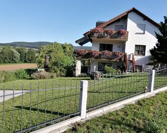 Family-friendly 3-star vacation apartment (85sqm) - with a beautiful view - Buttenheim - Edificio
