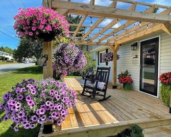 Musician's East Coast Bungalow - 10 mins to Downtown - Dartmouth - Patio
