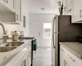 Gorgeous & Renovated Garden Apartment in Valley Village. - Los Angeles - Kitchen