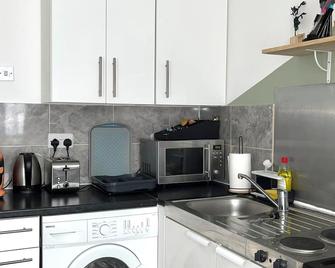 Norwich Apartment - Cosy & Comfortable 1 Bedroom - Romford - Kitchen