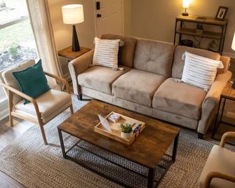 Oak Glen Huntsville Rambler Retreat - Huntsville - Living room