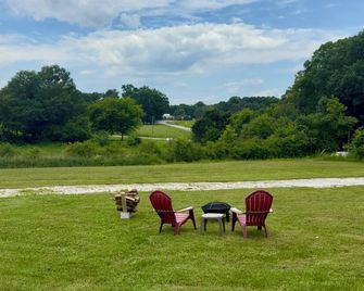 Charming 2-bedroom farmhouse near The Caverns and Woods Reservoir Lake - Decherd - Patio