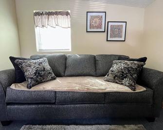Delightfully secluded 1 bed and a loft for extra space. TV and DVD player. - Stanton - Living room