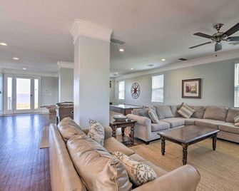 Bay Views! Family-Friendly Galveston Resort House - Galveston - Sala de estar