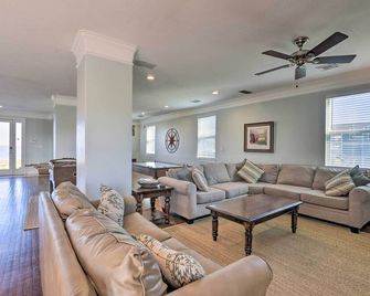 Galveston Resort House - Dazzling Bay Vistas! - גאלבסטון - סלון