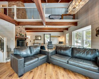 Quiet + Peaceful Home in Allenspark w/ Deck! - Allenspark - Living room