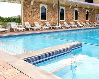 Regineh Hotel - Ereván - Piscina