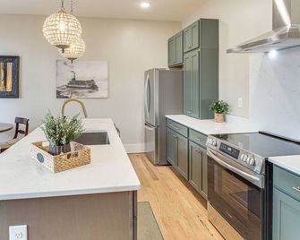On Dtwn Square! Chic Lawrenceburg Condo w/ Balcony - Lawrenceburg - Cucina