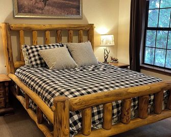 Windwood Lodge: Peaceful Cabin with WiFi in Beautiful Shaver Lake - Shaver Lake - Bedroom