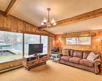 Flathead Lake Waterfront Cabin with Dock and Kayaks - Polson - Obývací pokoj