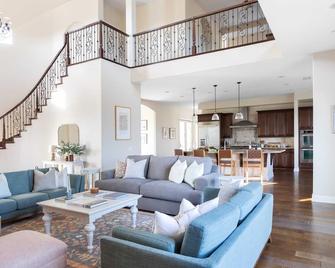 Palazzo Del Sol By AvantStay Breathtaking Home w Mountain Views Hot Tub - Temecula - Living room