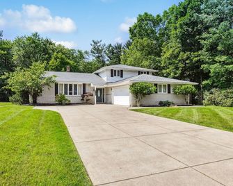Spacious Family Getaway- Salt Water Pool - Lyndhurst - Building