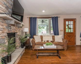 4 Bdrm Lakeview Lodge in Lake Harmony with hot tub & game room garage! - Lake Harmony - Living room