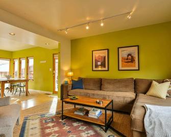 Hazel @ Stella Ruby Cottages - Steps to Downtown! - Moab - Living room