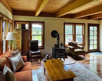 Rent a Private Park and Wildlife Preserve - Willits - Wohnzimmer