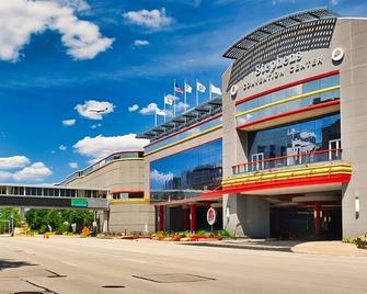 Maximum Comfort! With Airport Shuttle Service, Pets are Welcome! - Rosemont