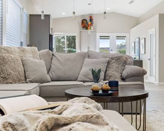 3BD - Heated Pool - Pet friendly - N. Scottsdale - קייב קריק - סלון