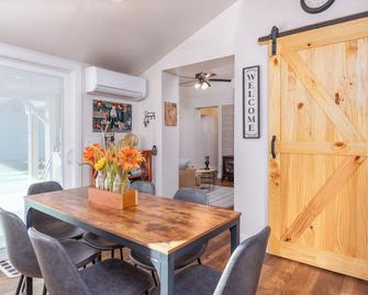 charming 2-bedroom pioneer home near brian head ski resort and national parks in - Parowan - Dining room