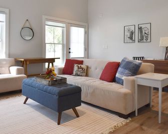 Country getaway, perfect for the Notre Dame Fan. - South Bend - Living room