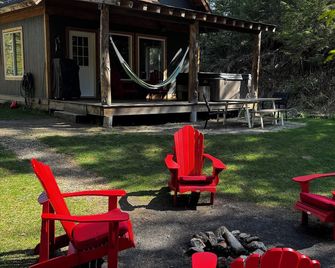 Bluebird Chalet- Chalet Two - Salmon Arm - Patio