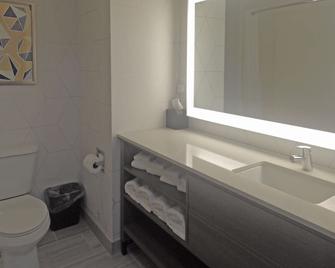 Comfort Inn & Suites - Hampton - Bathroom