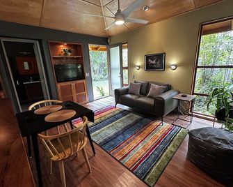 Tree Top Suite- Beautiful walk to Hanalei Bay - Princeville - Living room