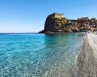 بي آند بٔ ماينا سيلا - سيلا - مبنى