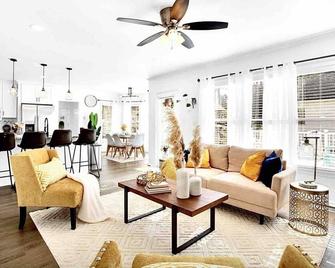 Hip & Cozy Getaway - 5 mins to DT Lawrenceville! - Lawrenceville - Sala de estar