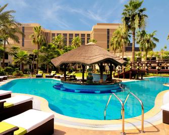 فندق لو ميريديان دبي ومركز المؤتمرات - دبي - حوض السباحة