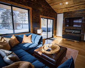 Lakefront Luxe: Rustic-Chic Guesthouse with Hot Tub & Paddle Boards - Deerwood - Living room
