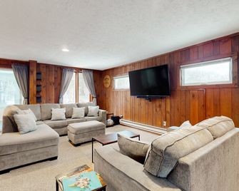 Inviting riverfront home with hot tub on deck & fireplace, near skiing & golf - Montgomery Center - Living room