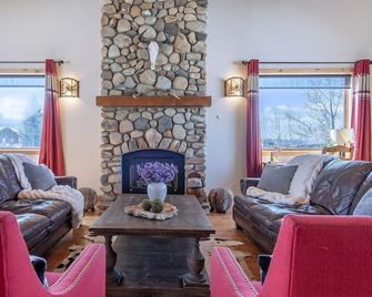 Spacious 5BR Mountain Retreat near Grand Targhee - Driggs - Wohnzimmer