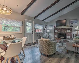 Updated Blakeslee Cottage w/ Fire Pit and Deck! - Blakeslee - Sala de estar